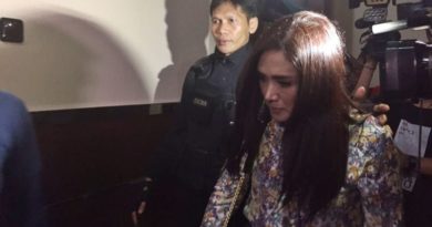 Mulan Jameela jenguk Ahmad Dhani di Polres Jaksel