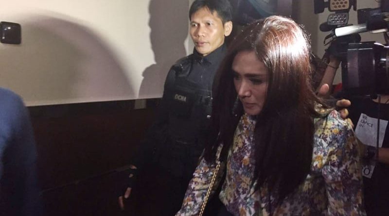 Mulan Jameela jenguk Ahmad Dhani di Polres Jaksel