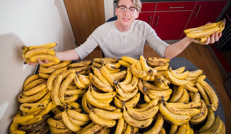 Manusia Pisang, Pria Ini Bisa Menghabiskan 150 Buah Pisang dalam 1 Minggu