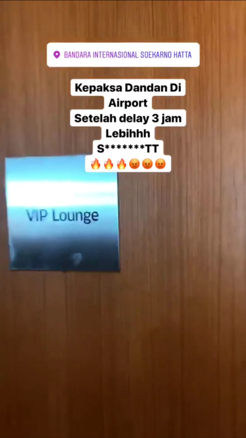 Pesawat Delay, Syahrini Terpaksa Makeup di Bandara