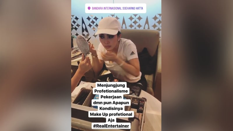 Pesawat Delay, Syahrini Terpaksa Makeup di Bandara