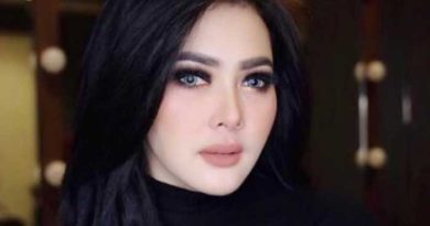 Pesawat Delay, Syahrini Terpaksa Makeup di Bandara