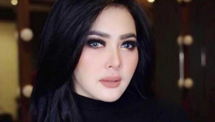 Pesawat Delay, Syahrini Terpaksa Makeup di Bandara