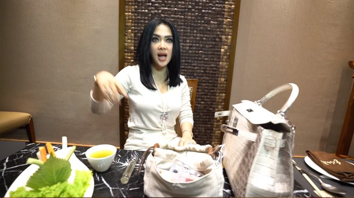 Video Syahrini Pamer Uang 10 Juta Hanya Buat Tip Pegawainya