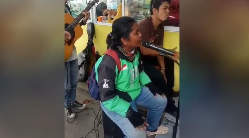 Driver GOJEK di Pekanbaru yang Memiliki Suara Merdu
