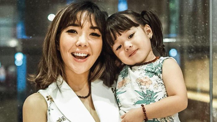 Ekspresi Gempita Nora Marten Saat Naik Pesawat, Panik Lalu Happy Bikin Gemas