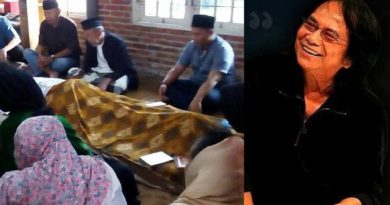 Isak Tangis Kerabat Saat Melihat Jenazah Sang Legenda Yon Koeswoyo