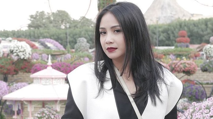 Kece Abis, Gaya Nagita Slavina Saat Jalan-jalan di Orchard Road Singapore