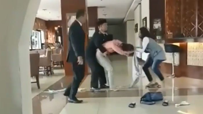 Kembali Beredar Video Viral Istri Sah Jambak Pelakor di Hotel