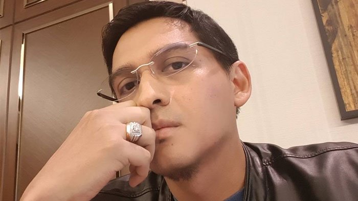 Mengerikan, Lucky Hakim Kelihatan Gitu Bahagia Saat Dikerubutin Beragam Jenis Ular
