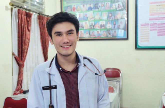 Netizen Terkejut, Dokter Anton yang Viral Disangka Ayah Dari Bayi Ganteng Pamer Nilai Saat UN
