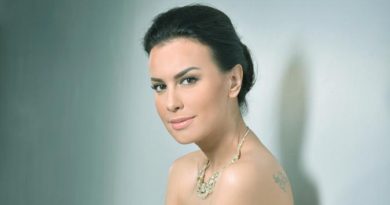 Penampilan Sophia Latjuba Bikin Terpana Pakai Busana Serba Emas