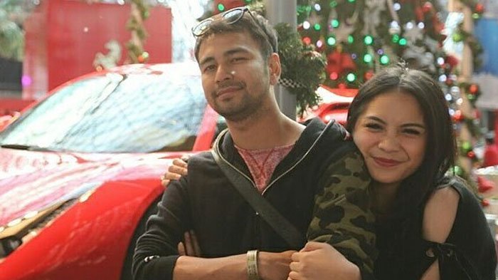 Reaksi Nagita Slavina Saat Ditantang Raffi Ahmad Make Up di dalam Mobil Balap