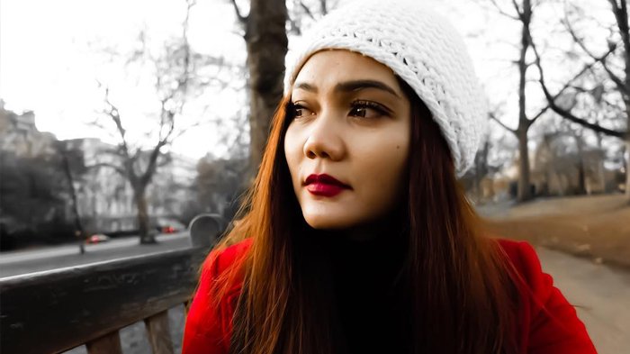 Rina Nose Termenung Sendiri di Jalanan London, Tak Disangka Harga Tasnya Bombastis