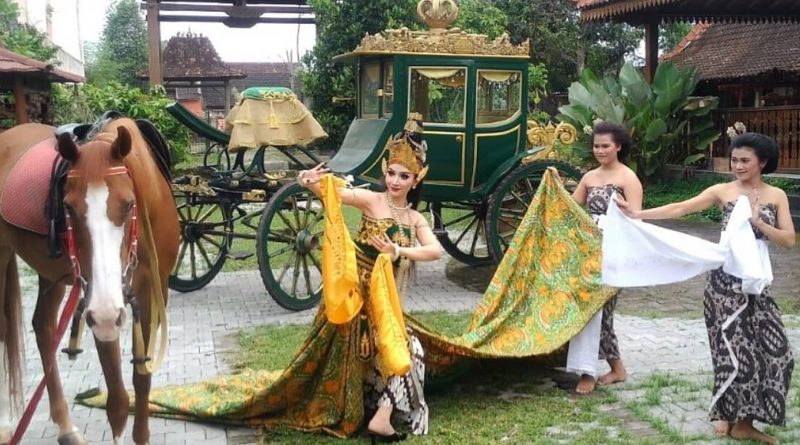 Roro Fitria Berpakaian dan Berpose Bak Ratu Pantai Selatan, Buat Netizen Jadi Kepo