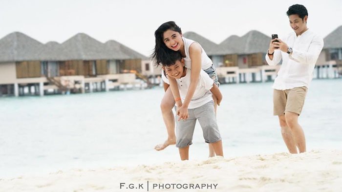Seksinya Dewi Perssik Bikin Salfok saat Liburan ke Maldives Bareng Suami dan Anak