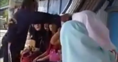 Seorang Wanita Indonesia Ditampar Pria Malaysia di Halte Bus Akibat Debat Soal Hijab