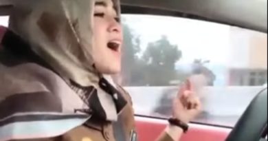 Viral Video PNS Cantik Nyanyi Sambil Nyetir Mobil, Netter: Mbak Awas Nabrak