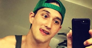 Wow! Mike Lewis Pamer Foto Dengan Resleting Celana Sedikit Terbuka