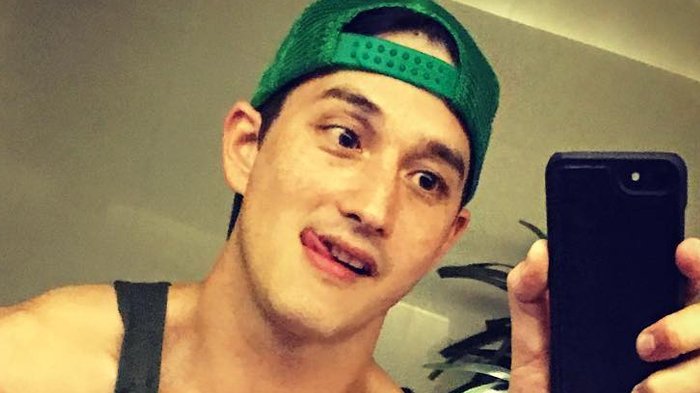 Wow! Mike Lewis Pamer Foto Dengan Resleting Celana Sedikit Terbuka