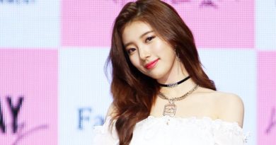 Cantik dan Ramahnya Suzy Saat Dipakaikan Pashmina oleh Fans dari Indonesia