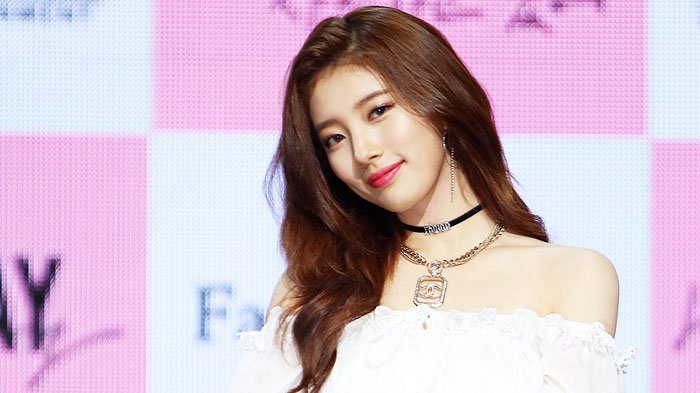 Cantik dan Ramahnya Suzy Saat Dipakaikan Pashmina oleh Fans dari Indonesia