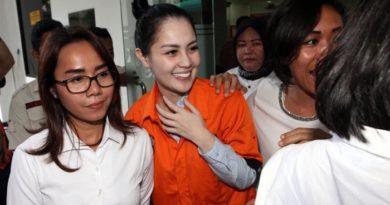 Jennifer Dunn dan Temannya Foto Manja Pakai Piyama di Penjara?