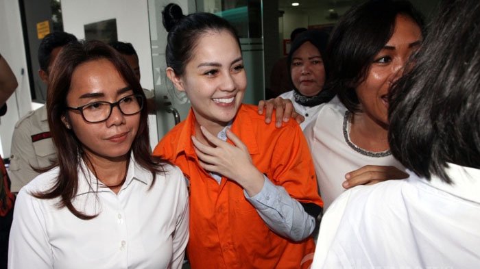 Jennifer Dunn dan Temannya Foto Manja Pakai Piyama di Penjara?
