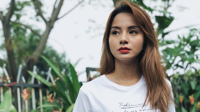 Kirana Larasati Posting Foto Berada di Pinggir Kolam Renang Bikin Ramai Kolom Komentar