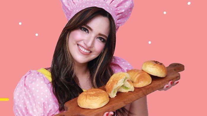 Tanggapan Nia Ramadhani Soal Isian Kuenya Dibilang Youtuber Kayak Kotoran Manusia