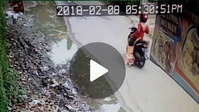 Tega, Diduga Depresi Ibu Kandung Seret Gadis 5 Tahun Pakai Motor