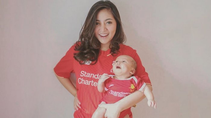 Video Ekspresi Lucu Anak Rachel Vennya Ketika Pertama Kali Berenang
