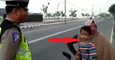 Marah Tidak Mau Ditilang Polisi, Ibu Ini Dipukul Anaknya Sendiri