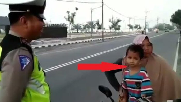 Marah Tidak Mau Ditilang Polisi, Ibu Ini Dipukul Anaknya Sendiri