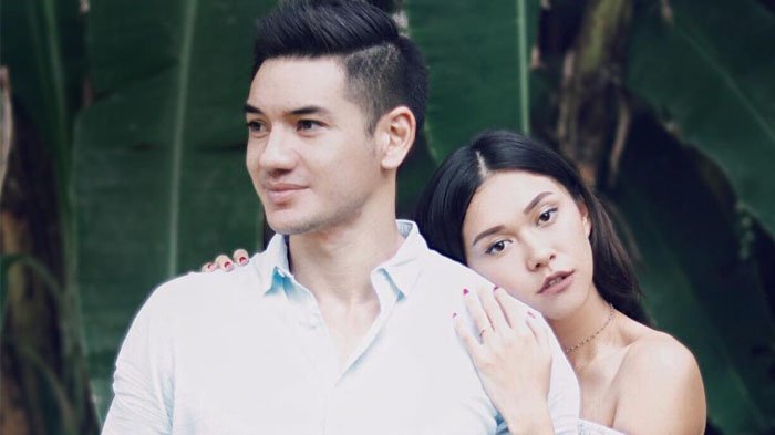Romantisnya Perlakuan Andrew White Saat Sisiri Rambut Nana Mirdad