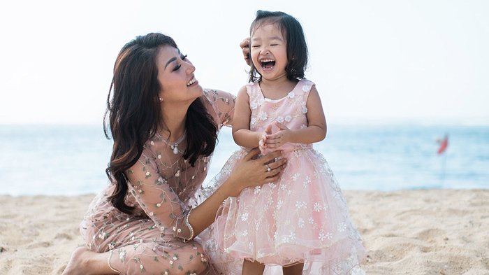 Tulisan Surat Singkat Sarwendah untuk Putri Tercinta Thalia Bikin Mewek dan Terharu