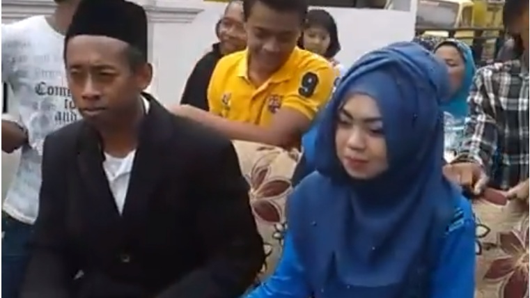 Unik, Pasangan Pengantin Asal Malang Diarak Pakai Miniatur Truk