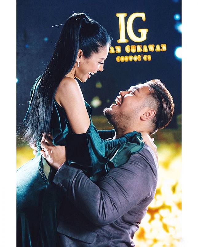 10 Poto Mesra Ivan Gunawan dengan Model Thailand Resmi Pacaran