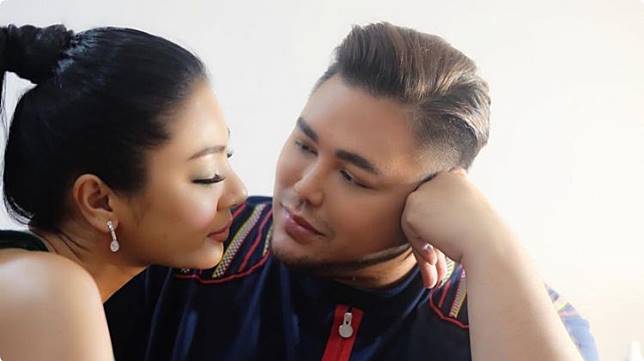 10 Poto Mesra Ivan Gunawan dengan Model Thailand Resmi Pacaran?