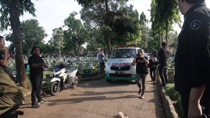 Andika Kerispatih Meninggal Dunia Keluarga dan Kekasih Iringi Proses Pemakaman