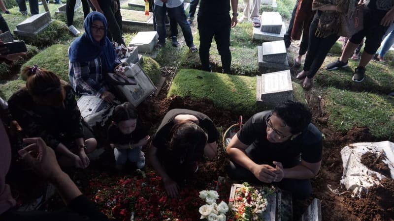Andika Kerispatih Meninggal Dunia Keluarga dan Kekasih Iringi Proses Pemakaman