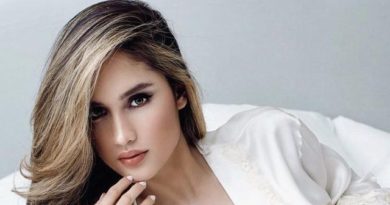 Cinta Laura Memamerkan Bagian Tubuhnya, Seksi Banget Perutnya Rata!