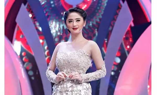 Goyangan Dewi Persik Jadi Sorotan Karena Terlalu Vulgar