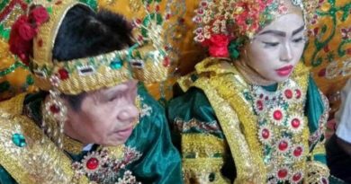Heboh, Pensiunan PNS Ini Nikahi Gadis 17 Tahun Bikin Iri