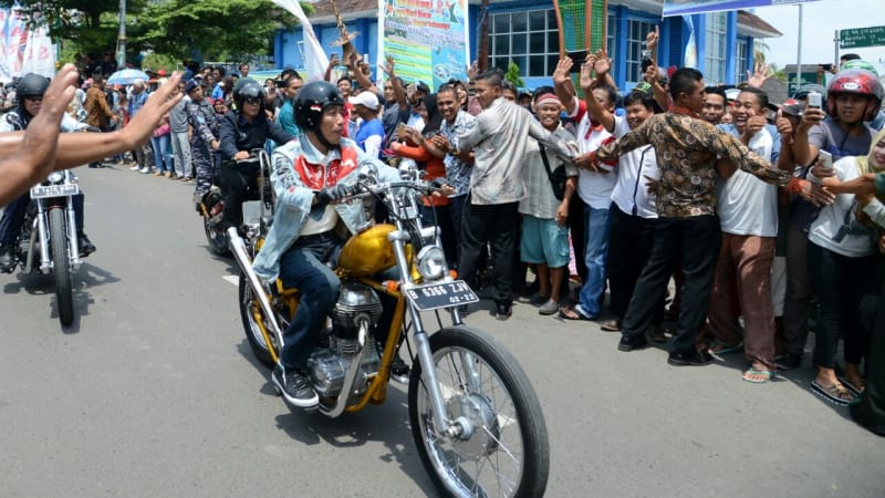 Moment Jokowi dengan Motor Emasnya Touring Di Sukabumi