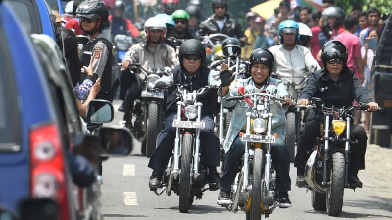 Moment Jokowi dengan Motor Emasnya Touring Di Sukabumi