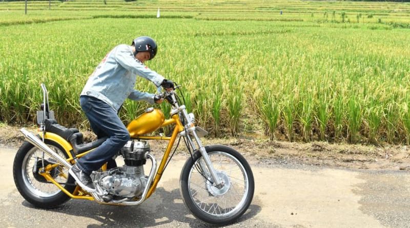 Moment Jokowi dengan Motor Emasnya Touring Di Sukabumi