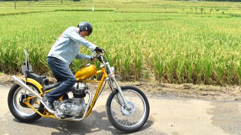 Moment Jokowi dengan Motor Emasnya Touring Di Sukabumi