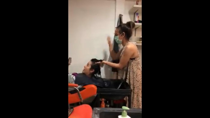 Pekerja Salon Lakukan Teknik Keramas yang Bisa Bikin Gegar Otak