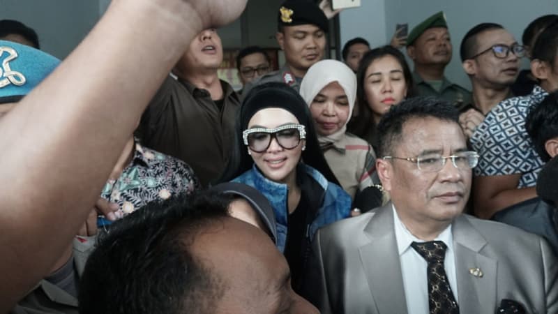 Rambut Syahrini Terjambak Usai Sidang First Travel
